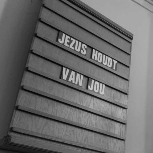 Quote Plantagekerk Zwolle Jezus houdt van jou zwart-wit